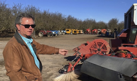 Ameri�tí farmá�i nakupují novou techniku. Farmá� Kevin Herman ukazuje nový...