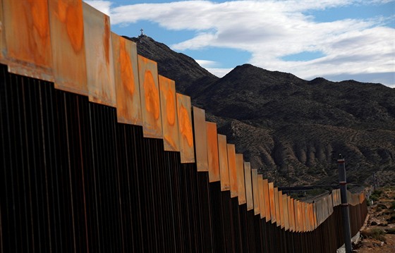 Jedna z ástí ji stojícího plotu na hranicích Spojených stát a Mexika (9.11....