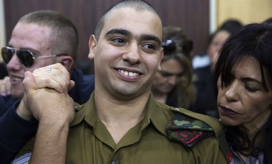 Izraelský serant Elor Azaria s rodii u vojenského soudu v Tel Avivu (4. ledna...