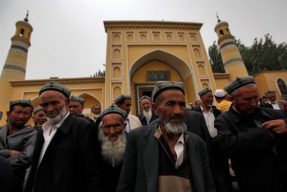 Muslimové z čínské provincie Sin-ťiang před mešitou v Kašgaru (24. května 2013)