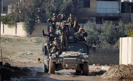 Irátí vojáci v bojích s Islámským státem v Mosulu (5. ledna 2017)