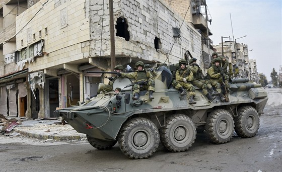 Rutí vojáci v Aleppu na nedatovaném snímku zveejnném ruským ministerstvem...