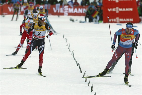 Sergej Usugov (vpravo) si bí pro triumf ve tetí etap Tour de Ski. Vlevo ho...