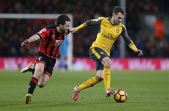 Harry Arter (vlevo) z Bournemouthu stíhá Aarona Ramseyho z Arsenalu.