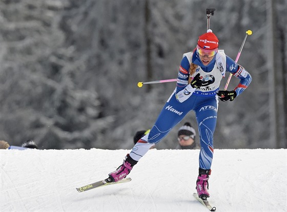 Gabriela Koukalová se ítí pro zlatou medaili ve sprintu v Oberhofu.