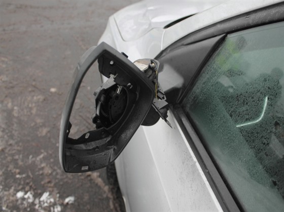 Z náklaáku spadl kus ledu na projídjící auto, které pokodil.