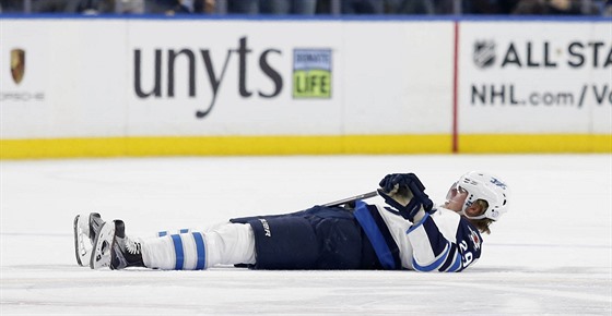 Patrik Laine po hitu od Jakea McCabea v zápase mezi Buffalem a Winnipegem.