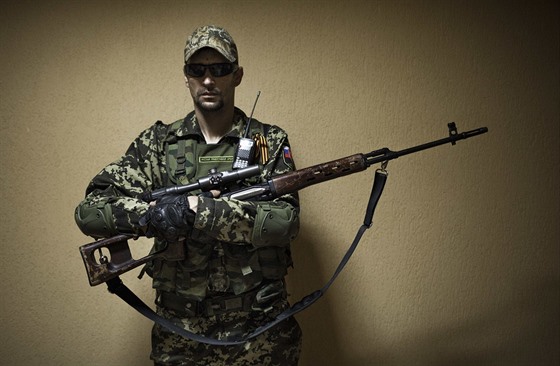 Jeden ze stoupenc ruských milicí, který bojoval na východ Ukrajiny....