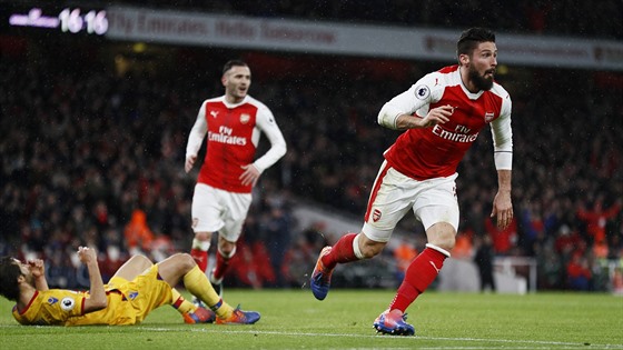 RADOST �KORPIONA. Olivier Giroud z Arsenalu b�í oslavit nezapomenutelný gól...
