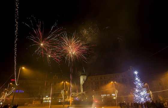 Na brnnském námstí Svobody létaly po silvestrovské plnoci rachejtle desítky...