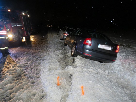 Ob auta skonila zapadlá v píkopu.