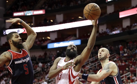 James Harden z Houstonu se prosazuje proti obran Washingtonu, Markieff Morris...