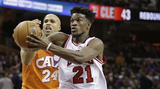 Jimmy Butler z Chicaga se prosazuje v utkání proti Clevelandu.