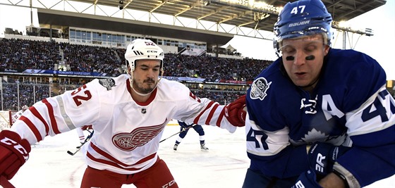 Leo Komarov (vpravo) z Toronta bojuje o puk s  Jonathanem Ericssonem z Detroitu...