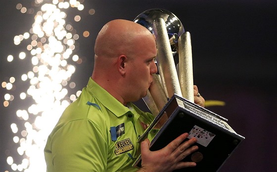 Nizozemský ipka Michael van Gerwen s trofejí pro mistra svta.