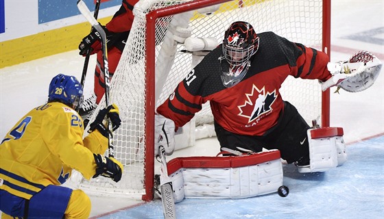 Kanadský gólman Carter Hart likviduje anci Tima Söderlunda ze védska.