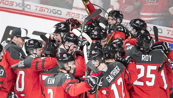 Kanadští hokejisté se radují z postupu do finále MS do 20 let.