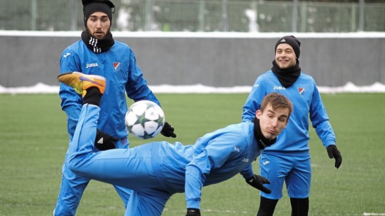 Fotbalisté ostravského Baníku Lubomír Urgela (vlevo) a Petr Nerad sledují na...