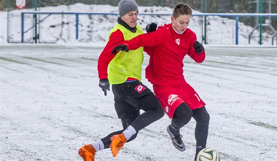 První nová tvá v barvách fotbalist Pardubic Jan Vodhánl (vpravo) si steí...