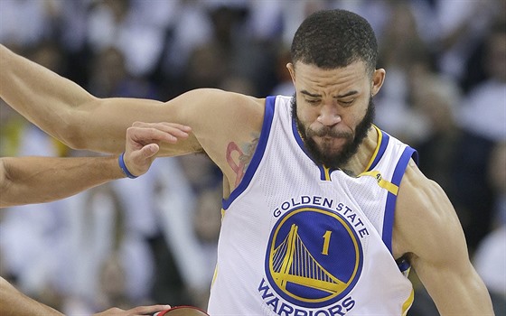 JaVale McGee z Golden State brání v utkání s Torontem.