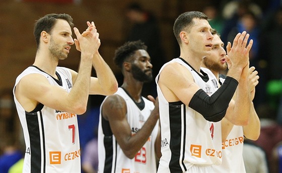 Nymburtí basketbalisté (zleva Vojtch Hruban, Howard Sant-Roos, Petr Benda a...