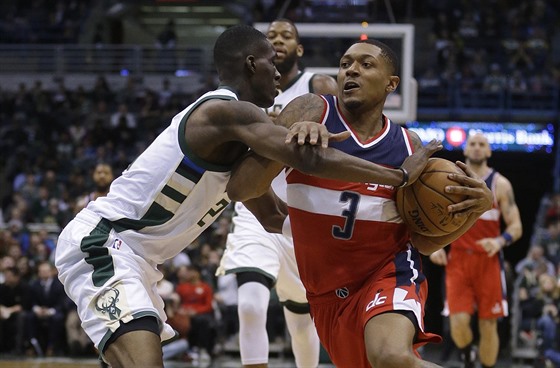 Bradley Beal (vpravo) z Washingtonu najídí ke koi Milwaukee kolem Tonyho...