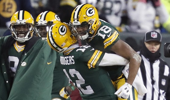 Aaron Rodgers (12) a Randall Cobb (18) oslavují povedenou akci Green Bay...