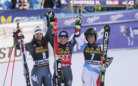 Tessa Worleyová (uprosted) slaví triumf v obím slalomu v Mariboru, vlevo je...