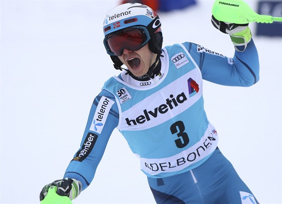 Henrik Kristoffersen a jeho radost v cíli slalomu v Adelbodenu.