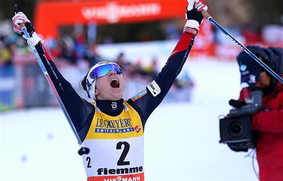 Norská bkyn na lyích Heidi Wengová slaví triumf na Tour de Ski.