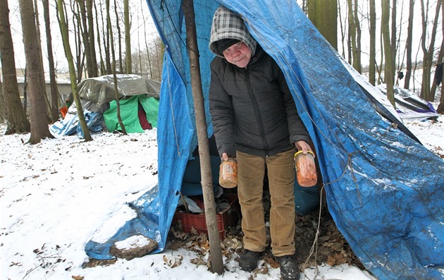Bezdomovkyn� Karla Melcherová ukazuje potravinové zásoby. (6. ledna 2017)