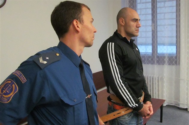 Obalovaný Roman Duda u Krajského soudu v Plzni. (9. ledna 2017)