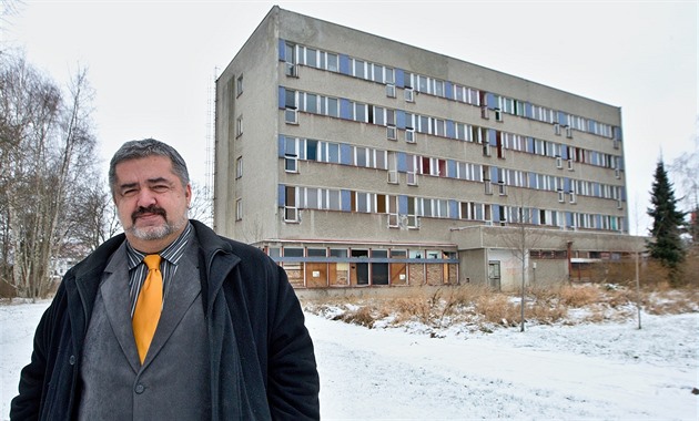 Starosta Chrastavy Michael Canov u bývalé ubytovny Kovák