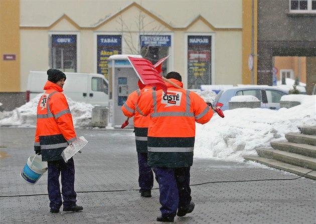 V Sokolov najali nezamstnané na zimní úklid ve mst.