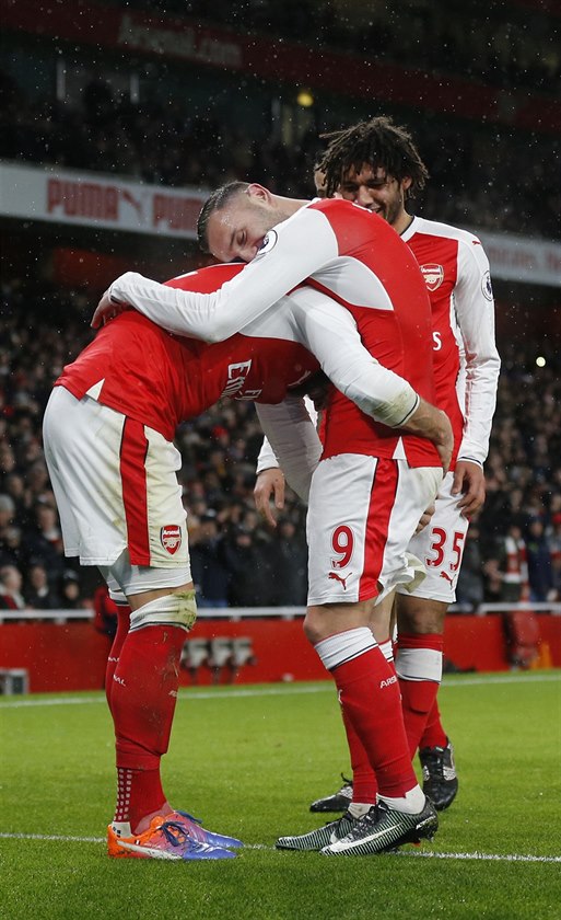 Olivier Giroud (vlevo) z Arsenalu slaví se spoluhrá�i gól v zápase s Crystal...