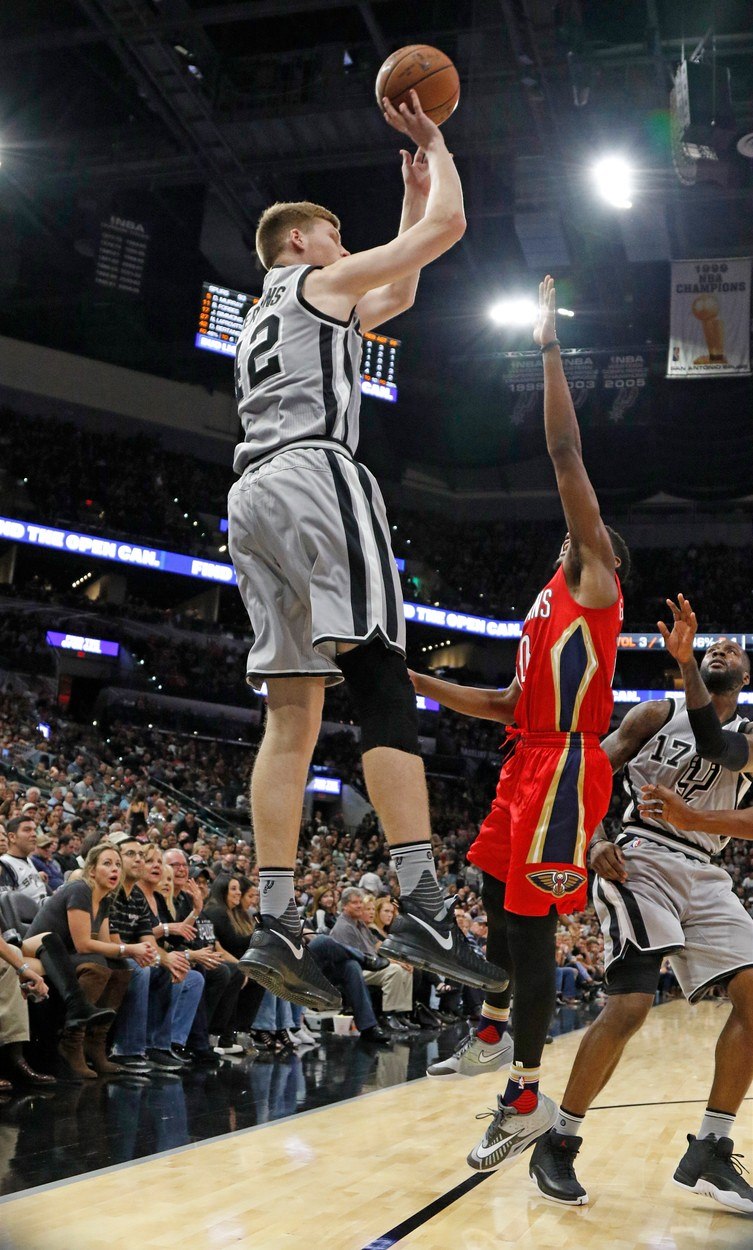 Davis Bertans ze San Antonia st�ílí na ko� New Orleans.