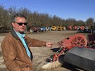 Amerití farmái nakupují novou techniku. Farmá Kevin Herman ukazuje nový...