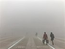 Lidé v ínském eng-ou míí skrz hustý smog na nádraí. (9.ledna 2017)