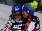 Vítzka Veronika Velez-Zuzulová a druhá Petra Vlhová (vpravo) po slalomu v...