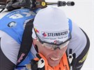 Rakouský biatlonista Julian Eberhard si jede pro vítzství ve sprintu v...