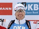 IROKÝ ÚSMV. Rakouský biatlonista Julian Eberhard po vítzství ve sprintu v...
