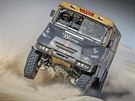 Jaroslav Valtr dokáe na Africa Race dostat kamion Tatra Jamal do vzduchu....