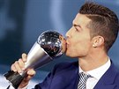 Cristiano Ronaldo se laská s novou trofejí pro nejlepího fotbalistu roku podle...