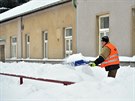 Mu odklízí sníh na nádraí v Koenov na Jablonecku. Snení a silný západní...