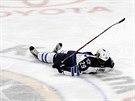 Patrik Laine po hitu od Jakea McCabea v zpase mezi Buffalem a Winnipegem.