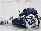 Patrik Laine po hitu od Jakea McCabea v zpase mezi Buffalem a Winnipegem.