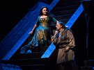 Liudmyla Monastyrska jako Abigaille a Plácido Domingo v titulní roli Verdiho...