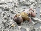 Snímek utonulého rohingského chlapce, který zemel na útku z Barmy.