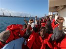 Uprchlíci oslavují po piplutí do Itálie (5. ledna 2017)