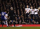 David Luiz z Chelsea pestelil pi pímém volném kopu ze i bránu Tottenhamu.